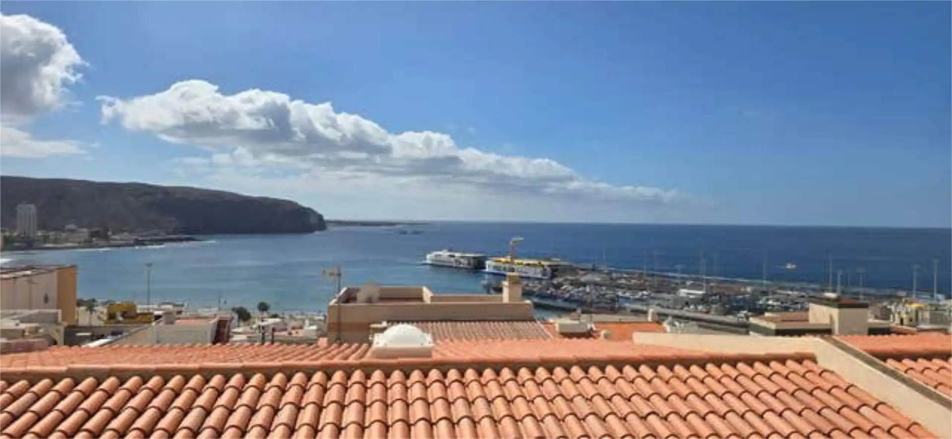 Außenansicht von Einfamilien-Reihenhaus zum Verkauf in Arona mit Schwimmbad und Möbliert