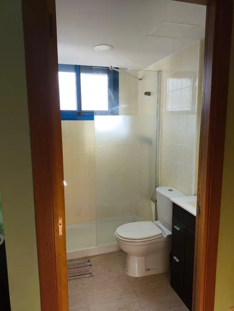 Wohnung zum Verkauf in Carrer Pirineus, 13, Nord Badezimmer von Wohnung zum Verkauf in La Ràpita mit Klimaanlage und Terrasse