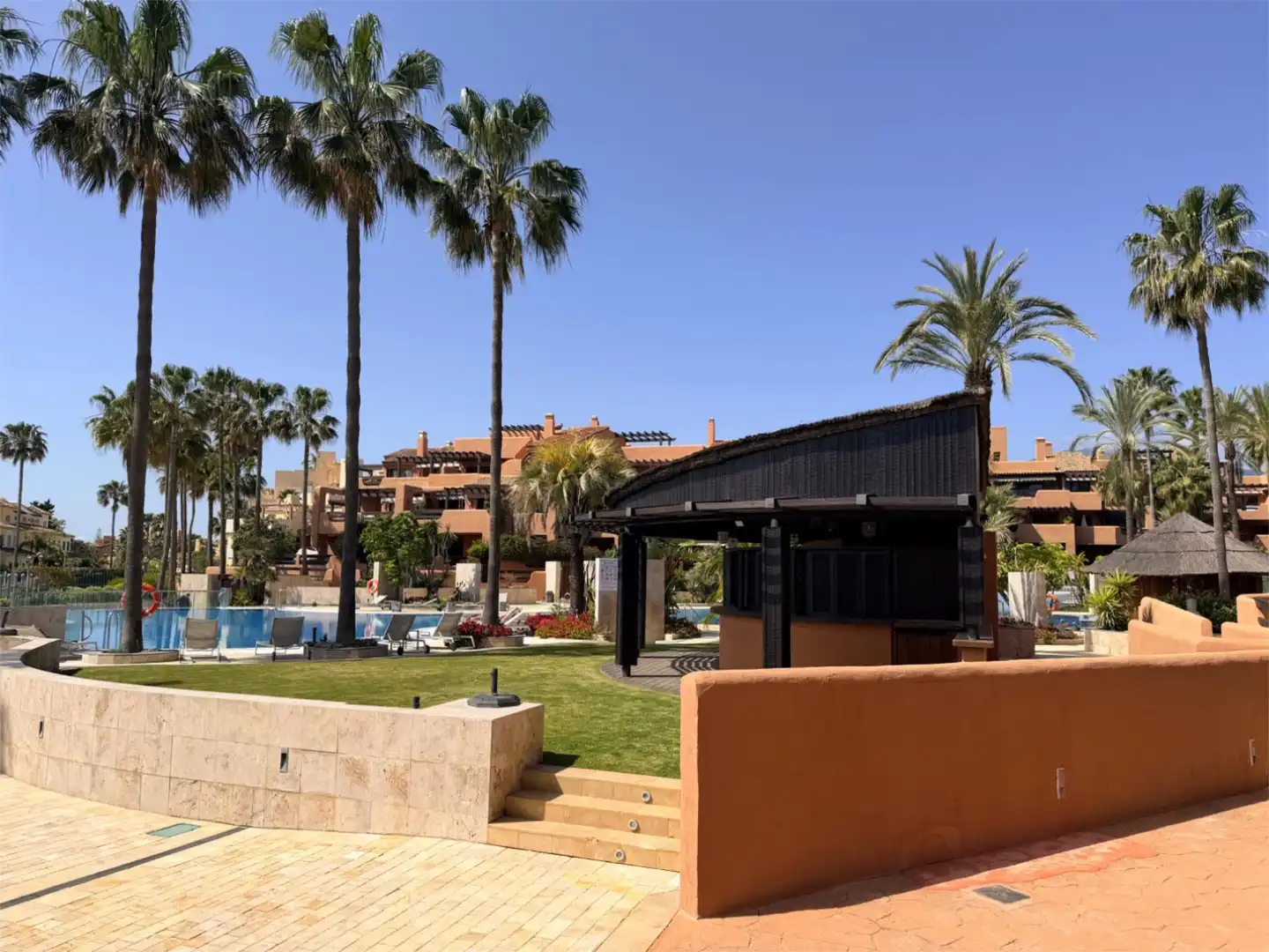 Apartament en venda a Calle Océano Ártico, 3, Kempinski Vista exterior de Apartament en venda en Estepona amb Aire condicionat, Terrassa i Piscina