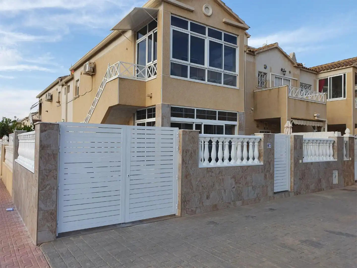 Piso en venta en Calle Pablo Mercader Torregrosa, 67, Parque Acuático - Sector 25 Vista exterior de Piso en venta en Torrevieja con Aire acondicionado, Terraza y Piscina