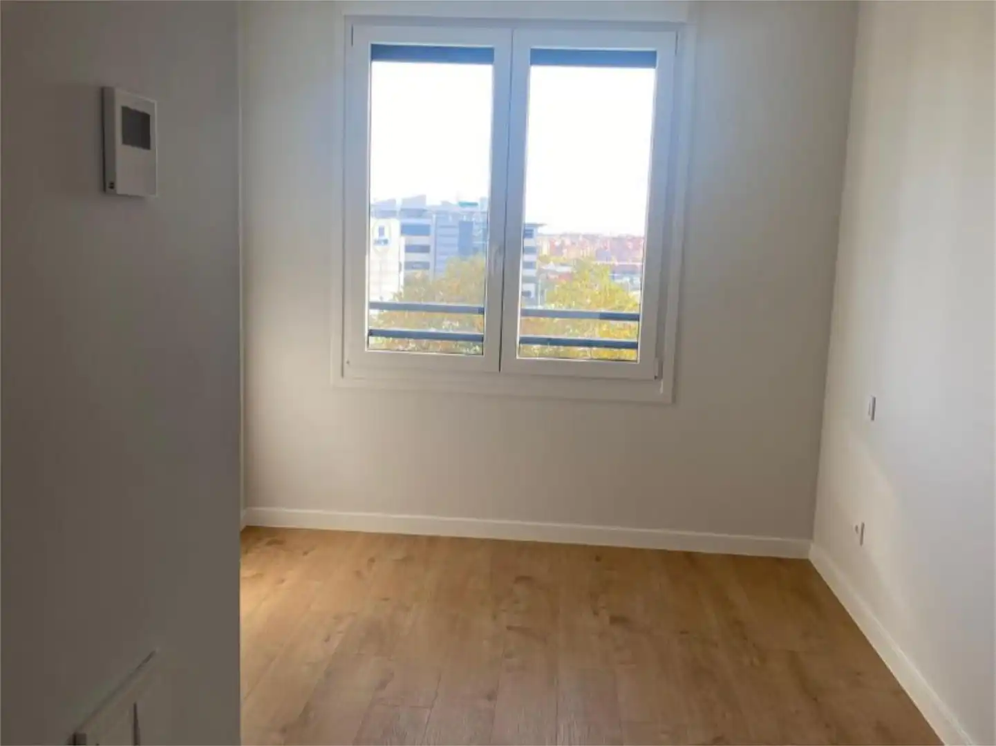 Piso en venta en Calle de Dulce Chacón, 25, Virgen del Cortijo - Manoteras Habitación de Piso en venta en Madrid Capital con Aire acondicionado, Terraza y Piscina
