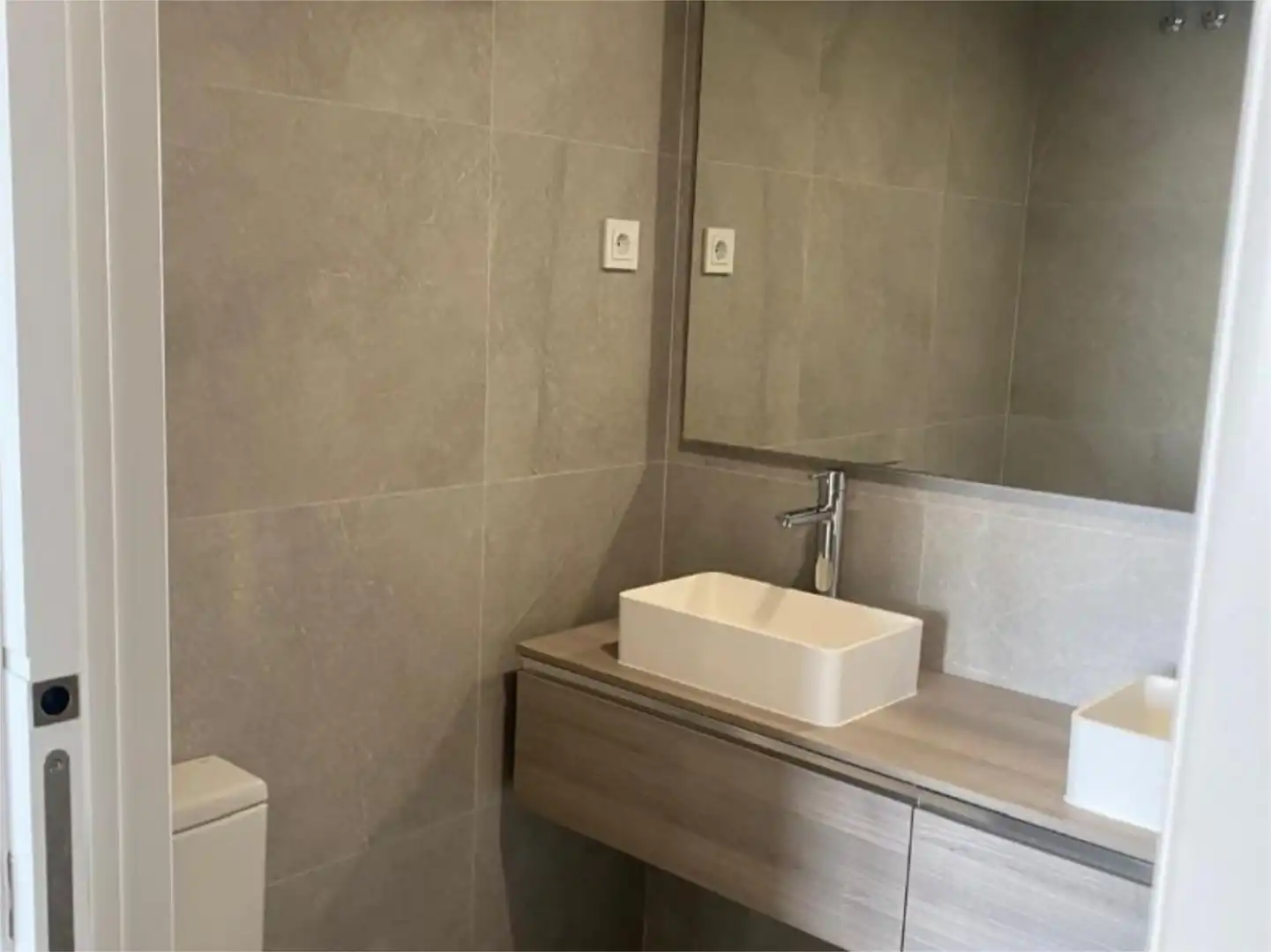 Piso en venta en Calle de Dulce Chacón, 25, Virgen del Cortijo - Manoteras Baño de Piso en venta en Madrid Capital con Aire acondicionado, Terraza y Piscina