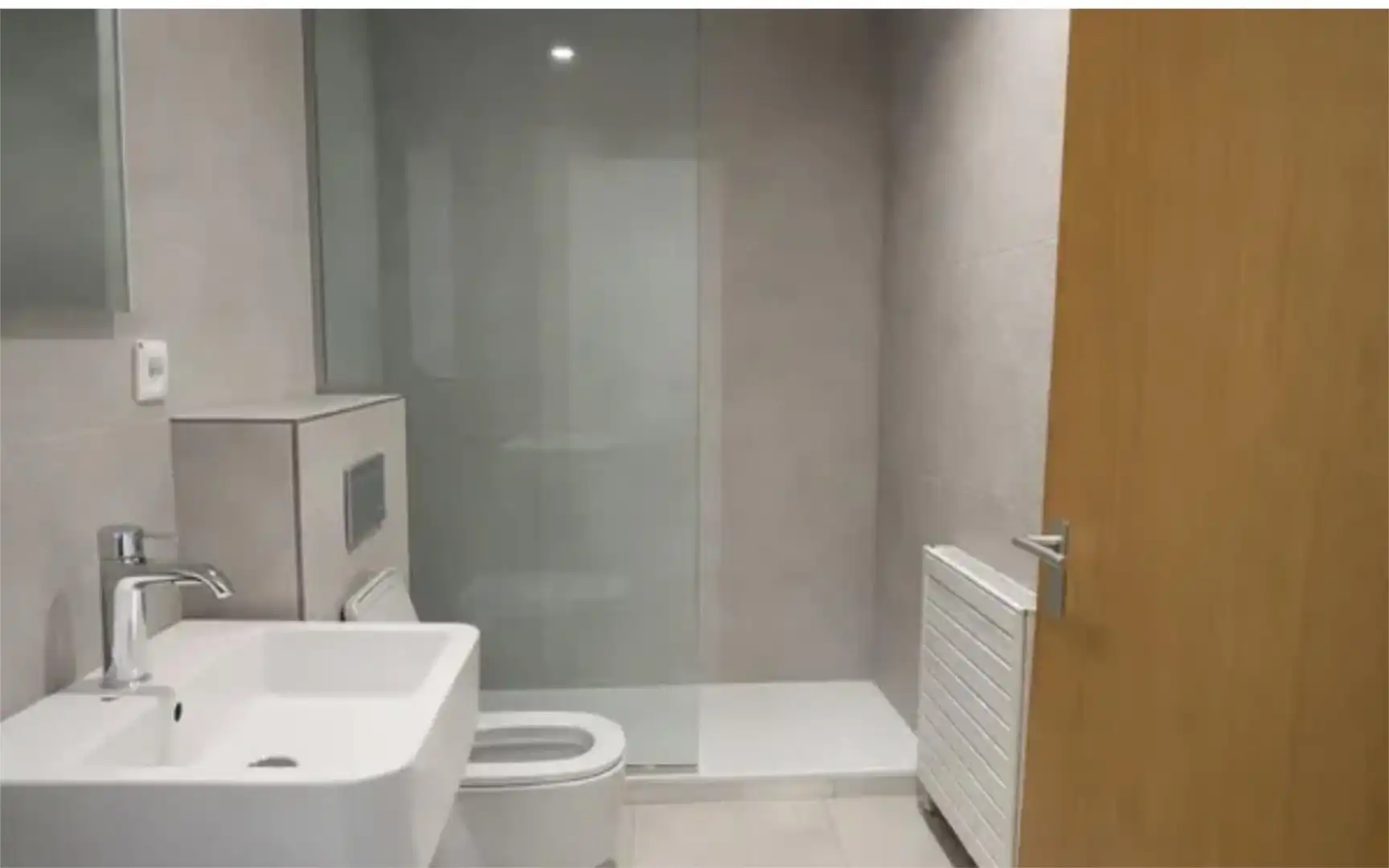 Piso en venta en Santiago Ramon y Cajal Kalea, 5, Lovaina Baño de Piso en venta en Vitoria - Gasteiz con Aire acondicionado, Calefacción y Jardín privado