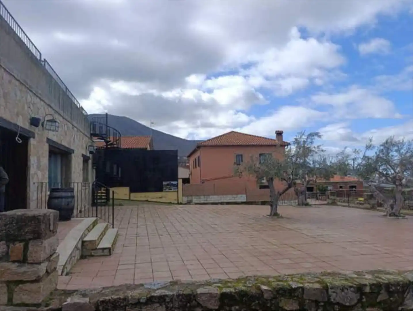 Vista exterior de Local de alquiler en Casas del Monte con Aire acondicionado