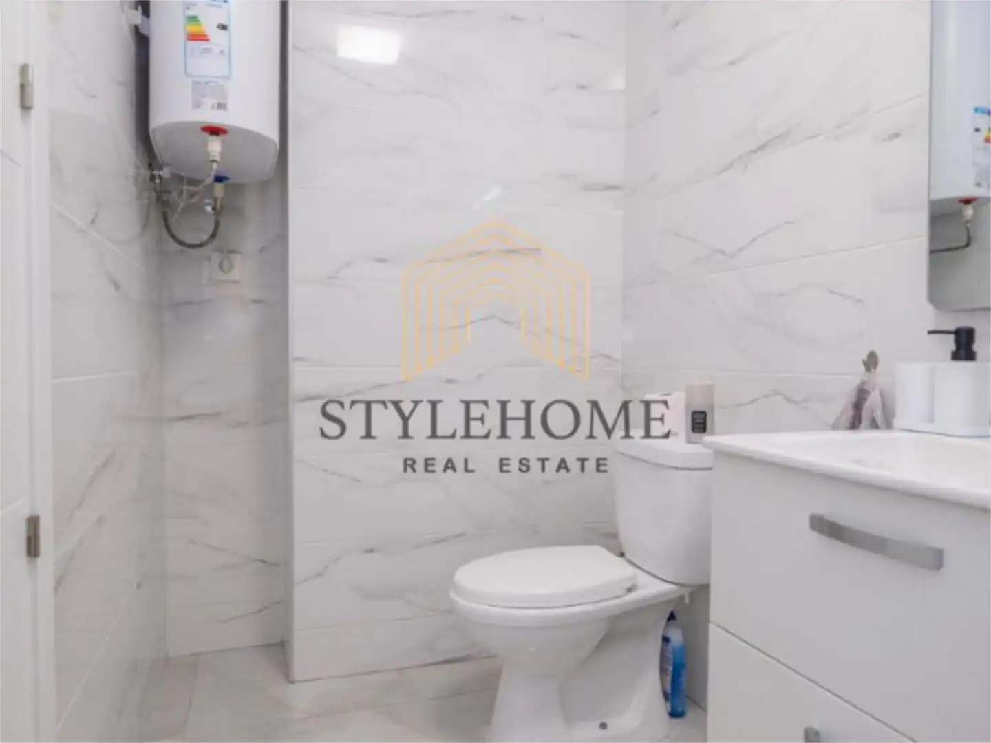 Badezimmer von Wohnungen zum Verkauf in Torrevieja mit Klimaanlage, Terrasse und Balkon