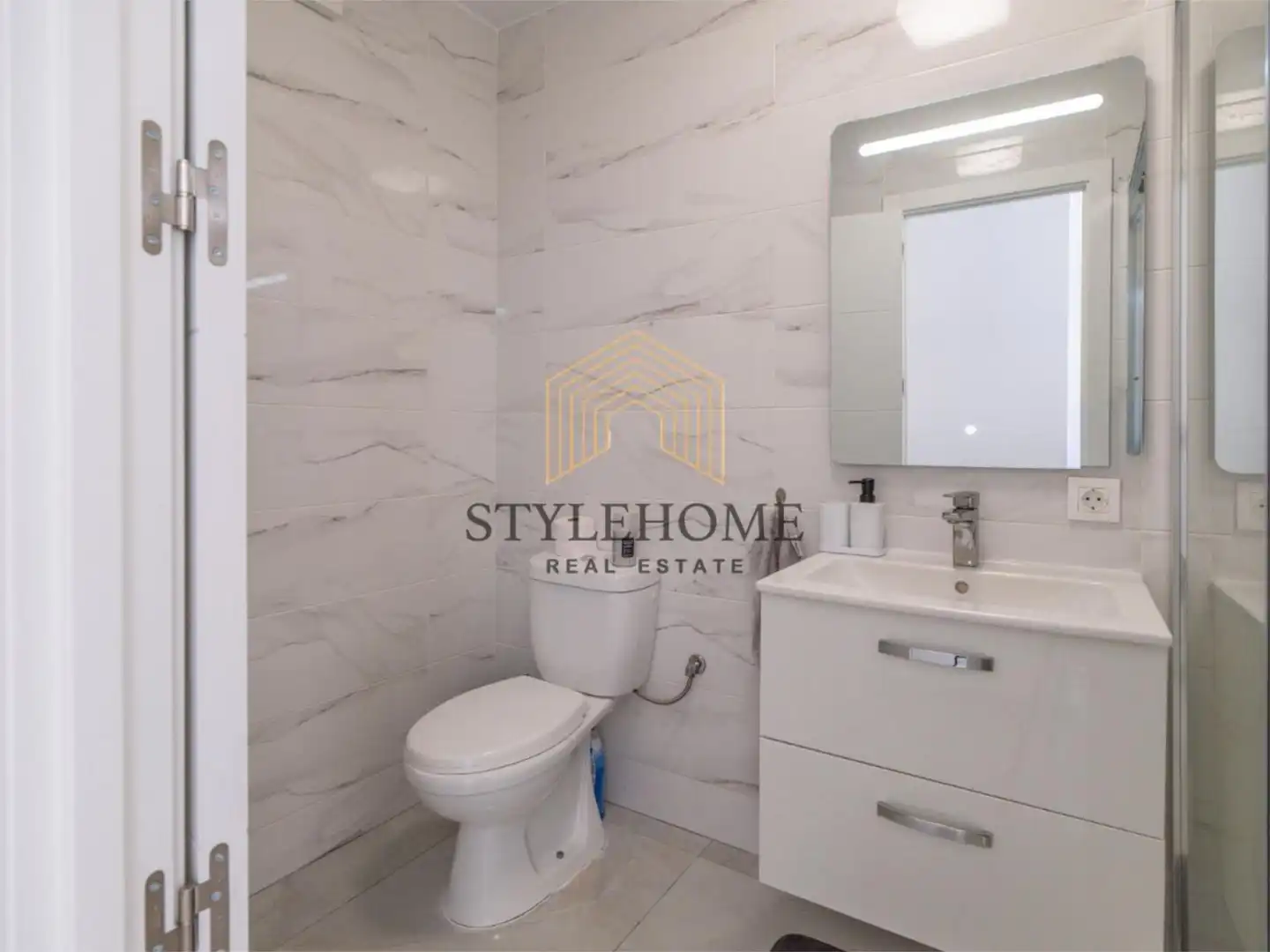 Badezimmer von Wohnungen zum Verkauf in Torrevieja mit Klimaanlage, Terrasse und Balkon