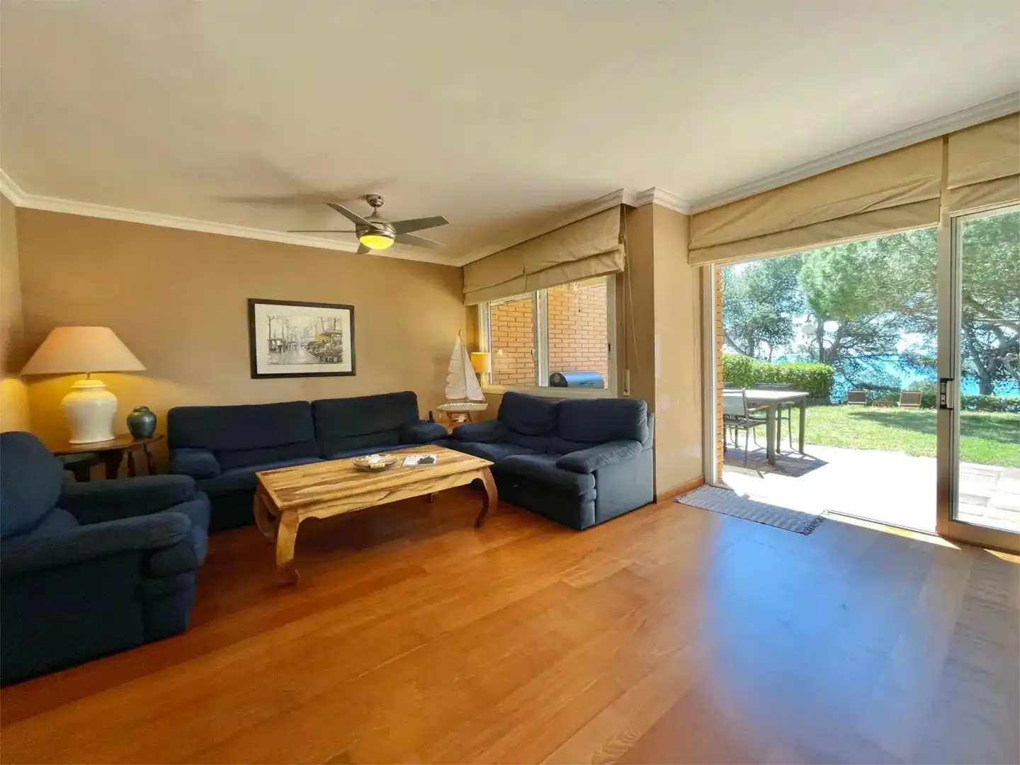 Casa adosada en venta en Carrer del Pas de la Mala Dona, 8, Pla de Maset - Cap de Salou Sala de estar de Casa adosada en venta en Salou con Calefacción, Jardín privado y Parquet