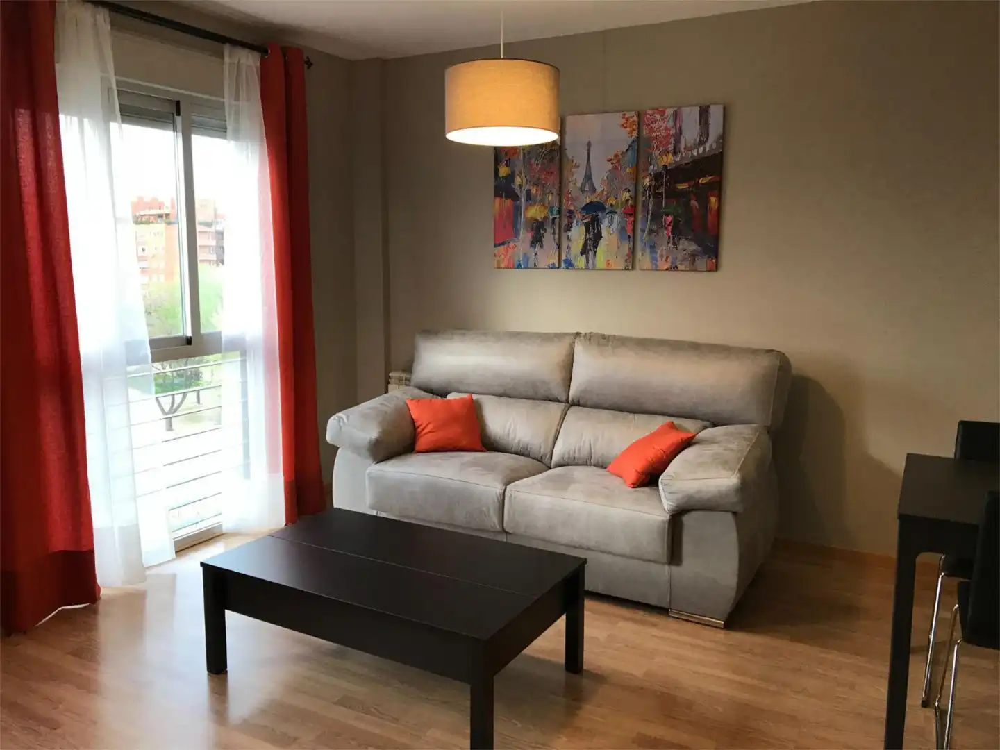 Sala d'estar de Pis de lloguer en Alcalá de Henares amb Calefacció, Parquet i Moblat