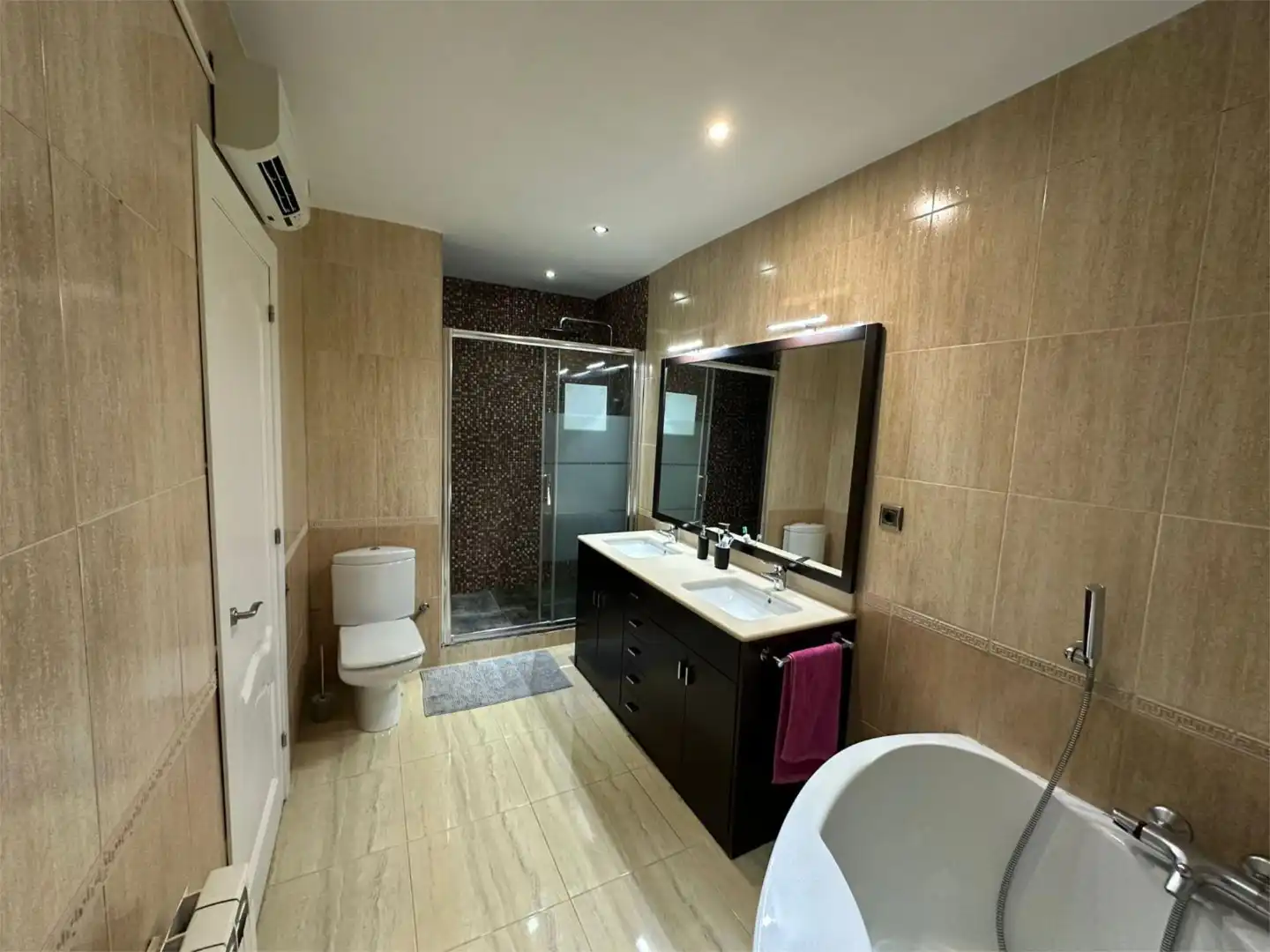 Bathroom of Houses for rent in Viladecavalls  with Air Conditioner, Heating and Private garden