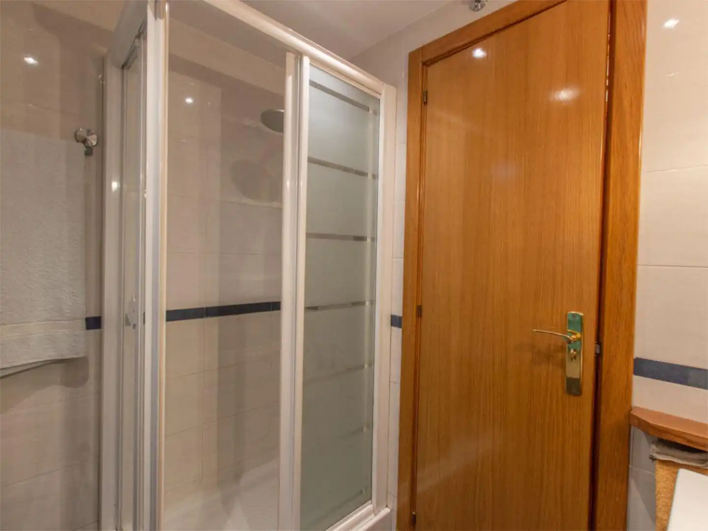 Bathroom of Flat for sale in Madrid  with Air Conditioner, Heating and Private garden
