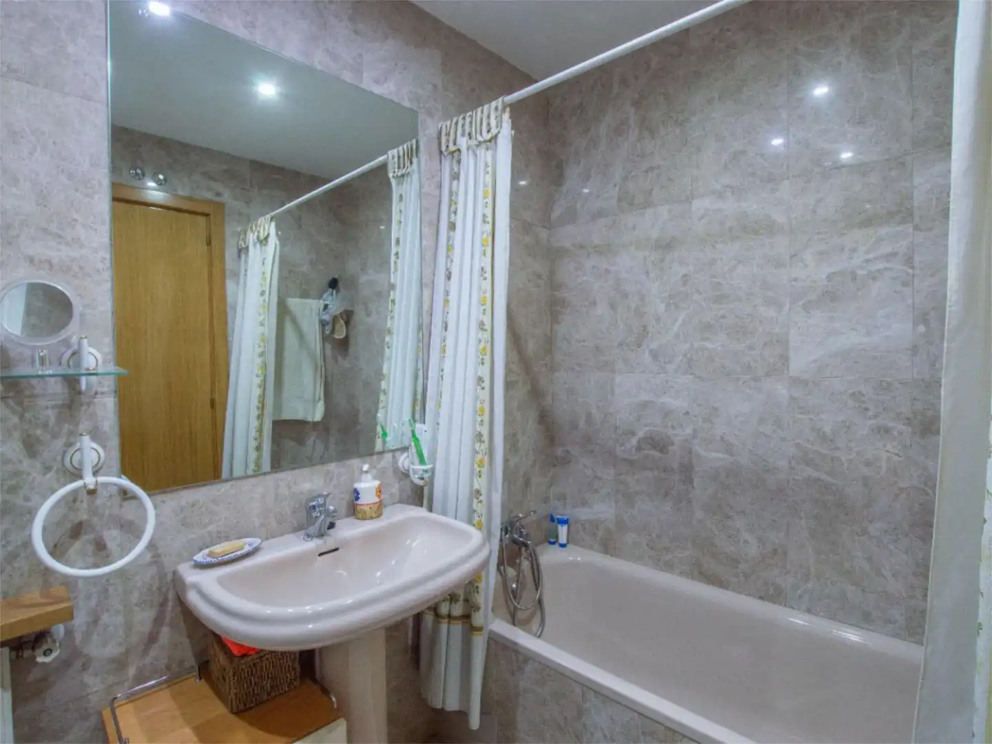Bathroom of Flat for sale in Madrid  with Air Conditioner, Heating and Private garden