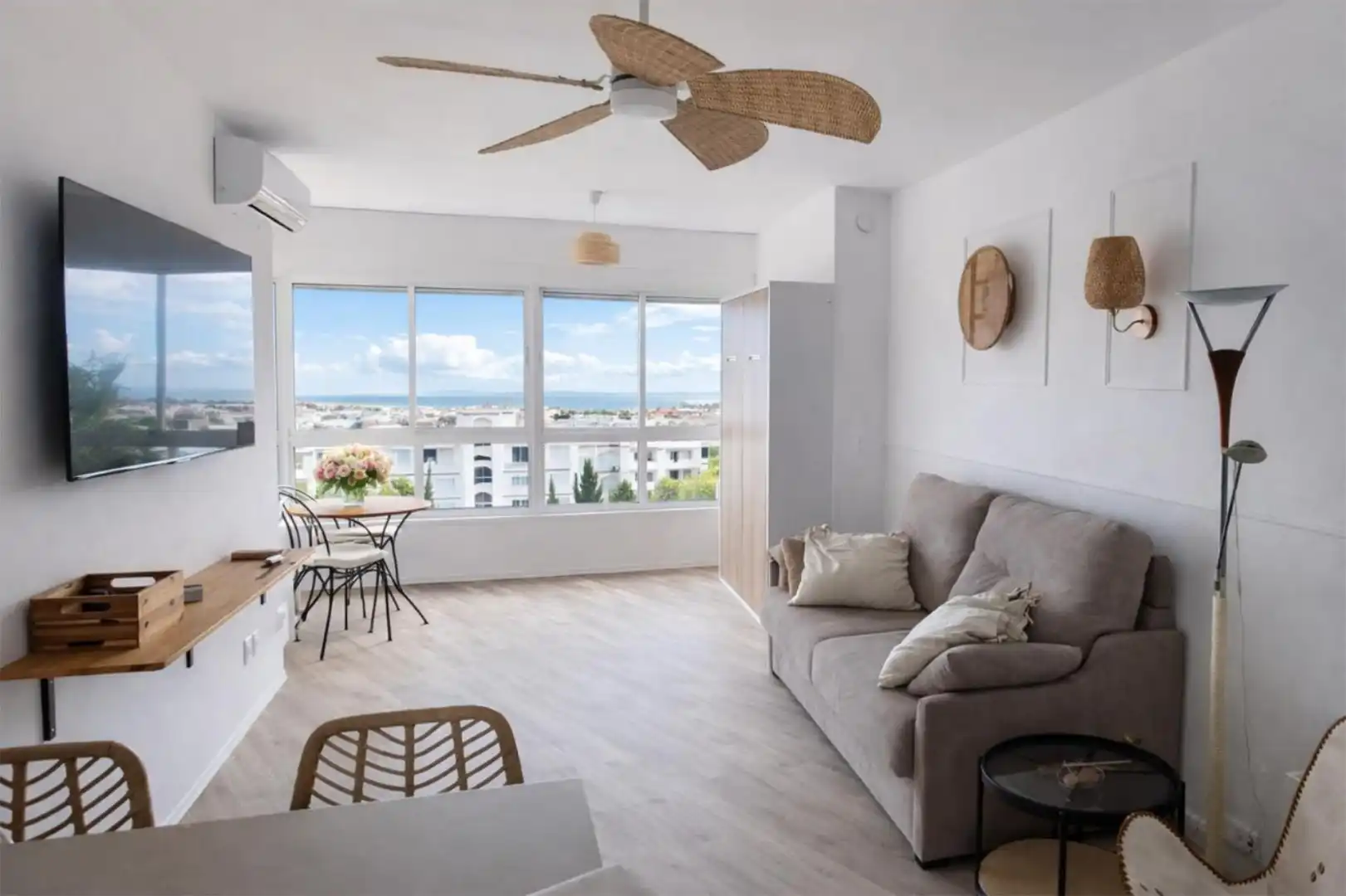 Study for rent in Calle la Colina, 1, La Colina Living room of Study for rent in Torremolinos with Air Conditioner, Heating and Parquet flooring