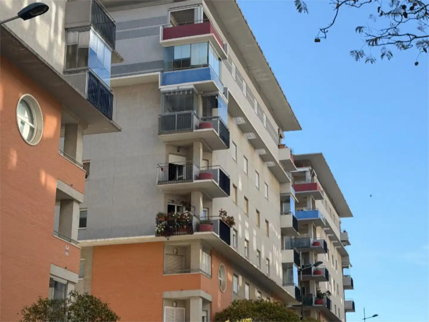 Außenansicht von Wohnung zum Verkauf in  Huelva Capital mit Klimaanlage und Balkon