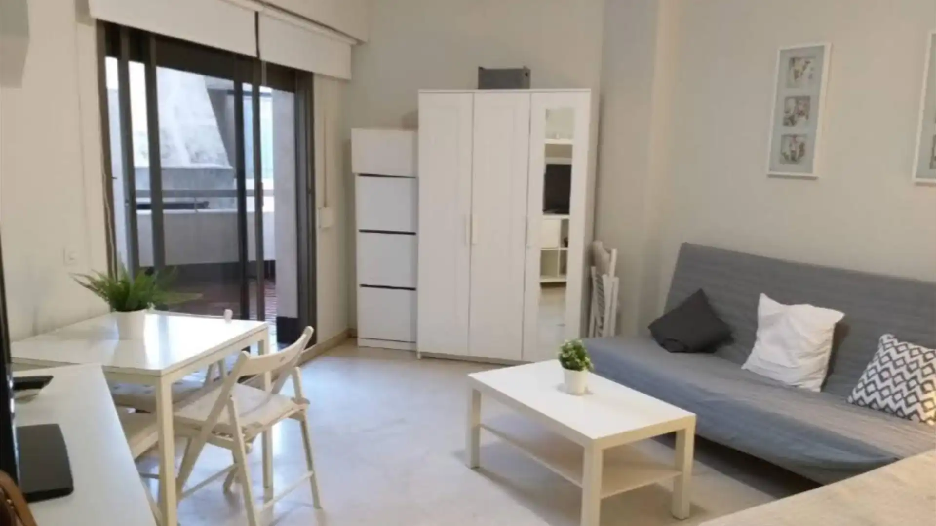 Estudi de lloguer a Avenida de la República Argentina, 43, Los Remedios Sala d'estar de Estudi de lloguer en Sevilla Capital amb Aire condicionat, Calefacció i Terrassa