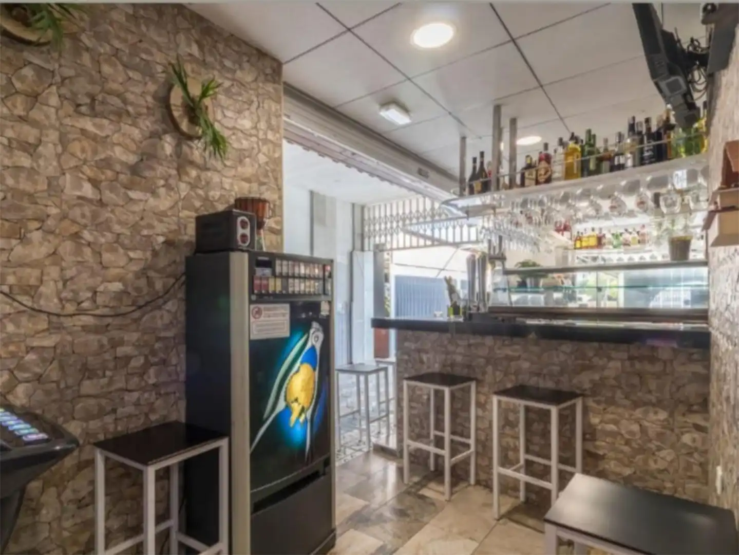 Commercial properties for rent in Avenida de Holanda, Playa de San Juan Commercial properties for rent in Alicante / Alacant with Air Conditioner