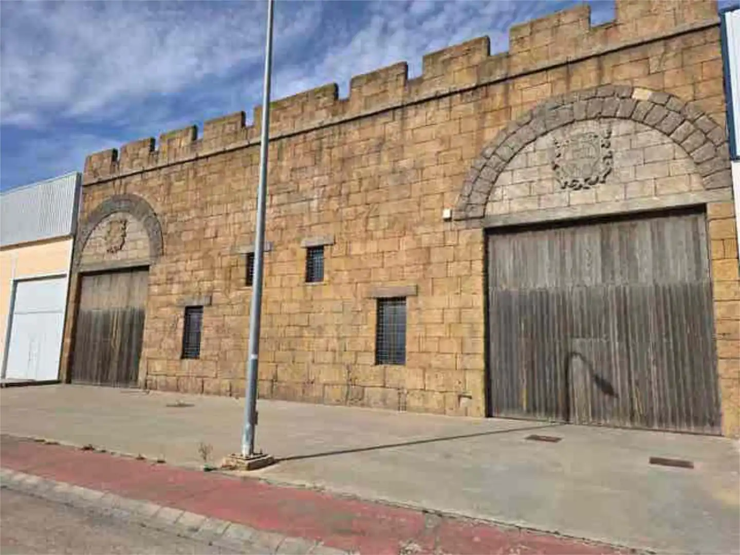 Vista exterior de Nave industrial de alquiler en Villarrobledo