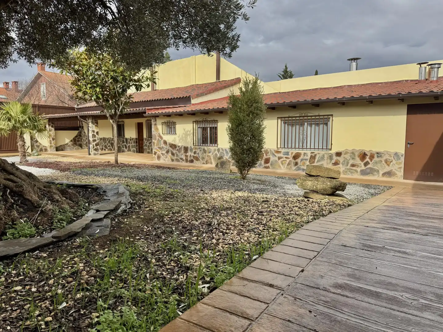 Vista exterior de Casa o xalet en venda en  Logroño amb Terrassa i Piscina