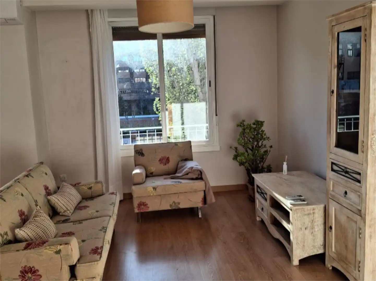 Pis de lloguer a Calle de Bocángel, 25, Fuente del Berro Sala d'estar de Pis de lloguer en Madrid Capital amb Aire condicionat i Balcó