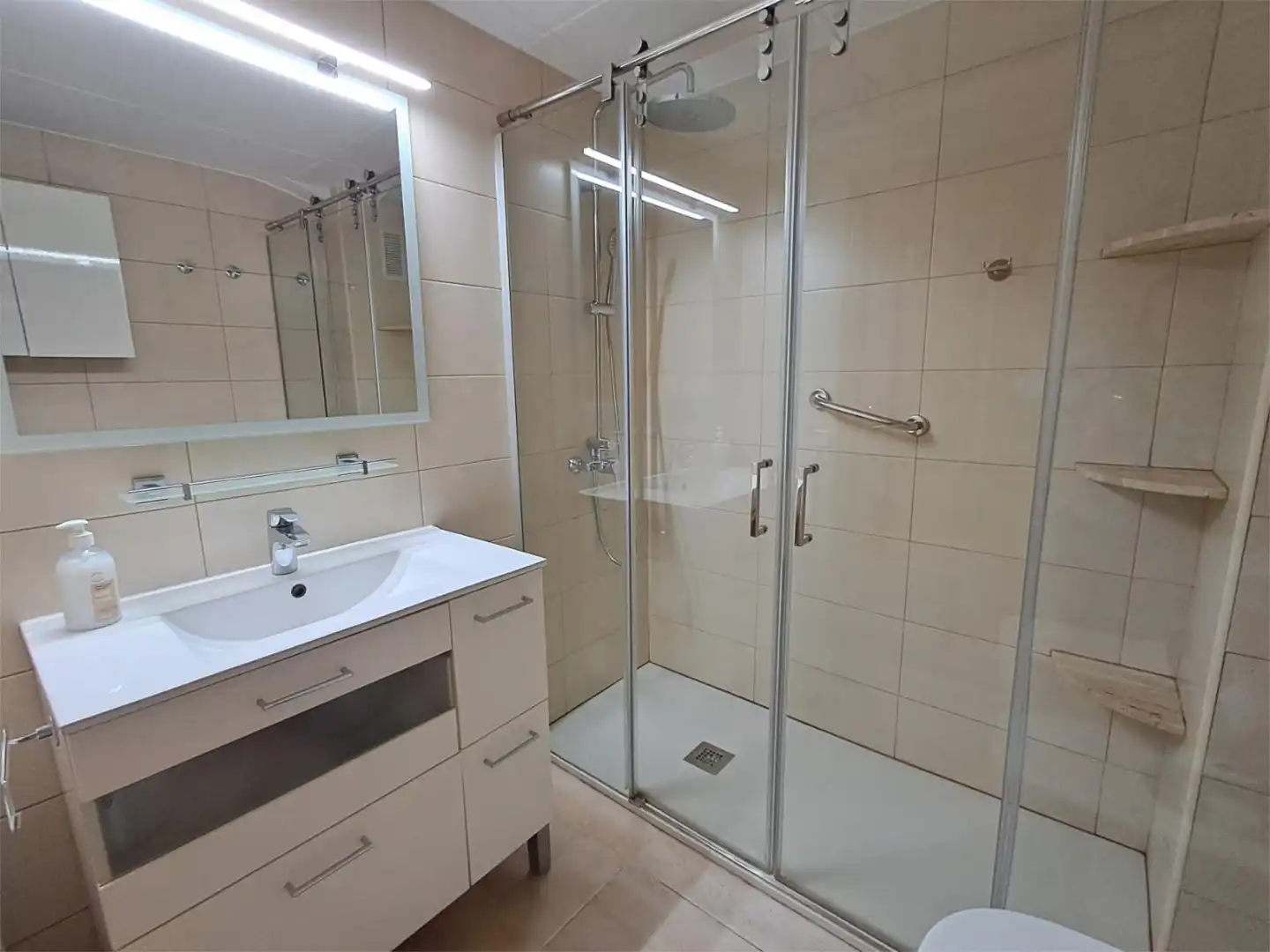 Baño de Piso en venta en Santa Coloma de Cervelló con Calefacción, Jardín privado y Parquet