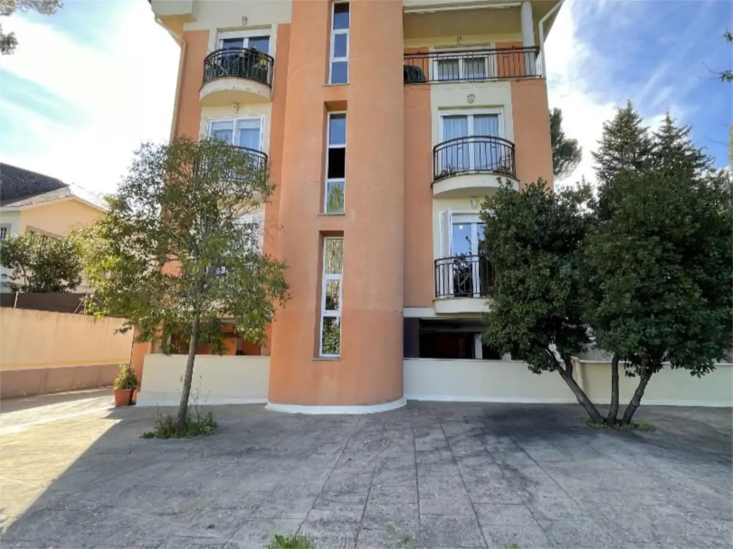 Pis en venda a Calle de José Andrés, 3, Centro - Manguilla Vista exterior de Pis en venda en El Escorial amb Aire condicionat, Terrassa i Balcó