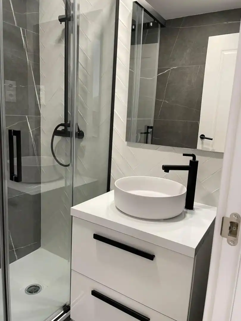 Flat for rent in Avenida de Alberto Alcocer, 43, Nueva España Bathroom of Flat for rent in Madrid Capital with Air Conditioner, Terrace and Swimming Pool