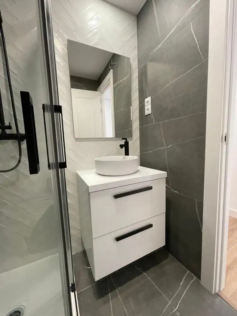 Flat for rent in Avenida de Alberto Alcocer, 43, Nueva España Bathroom of Flat for rent in Madrid Capital with Air Conditioner, Terrace and Swimming Pool