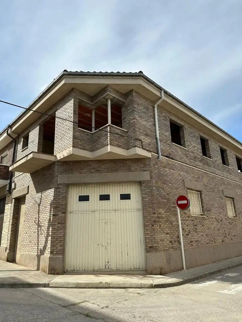 Casa adosada en venta en Carrer de Gabriel de Tàrrega, 18, Tàrrega Vista exterior de Casa adosada en venta en Tàrrega con Jardín privado, Terraza y Balcón