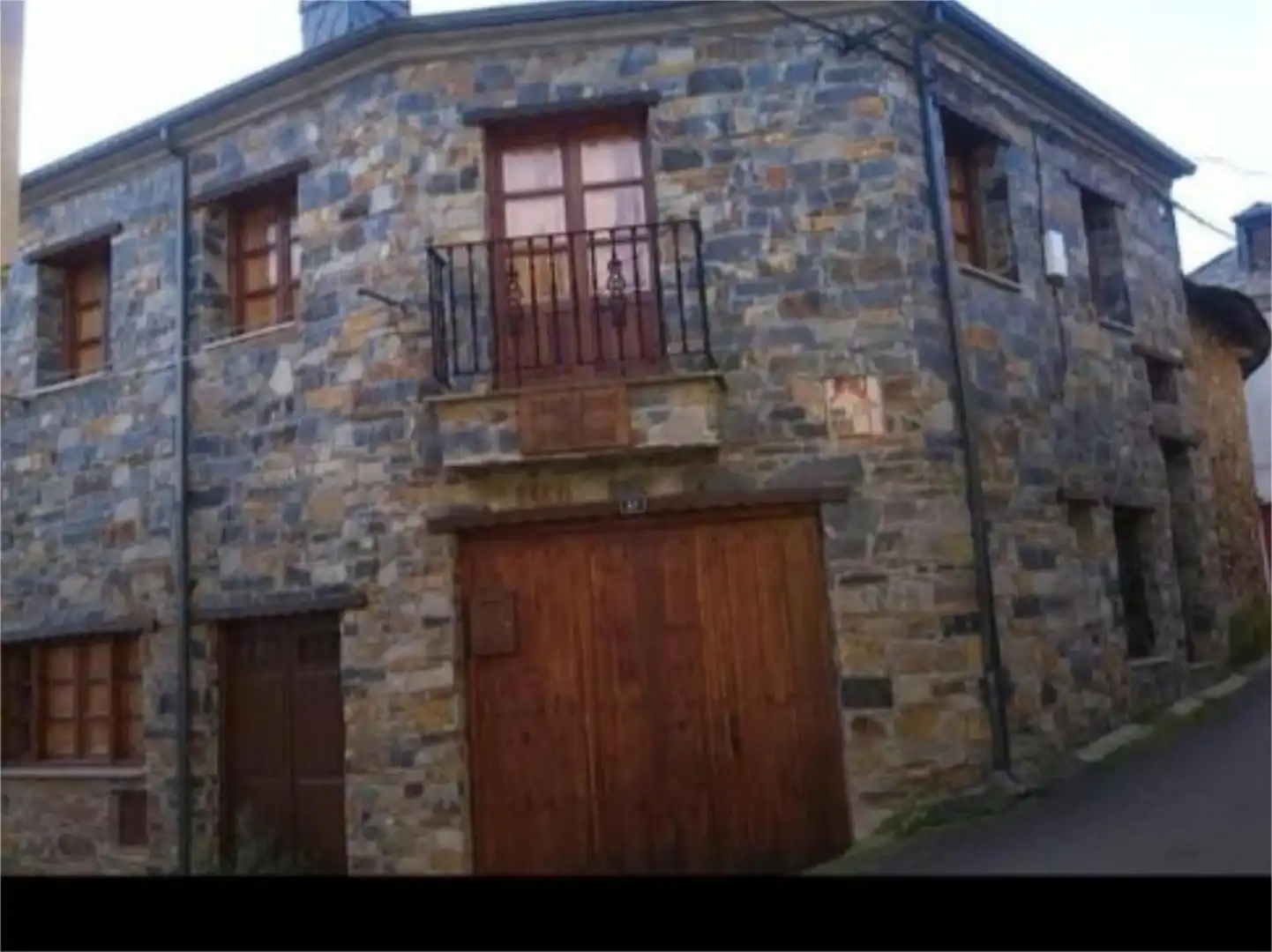 Vista exterior de Casa adosada en venda en Vega de Espinareda amb Calefacció, Jardí privat i Terrassa