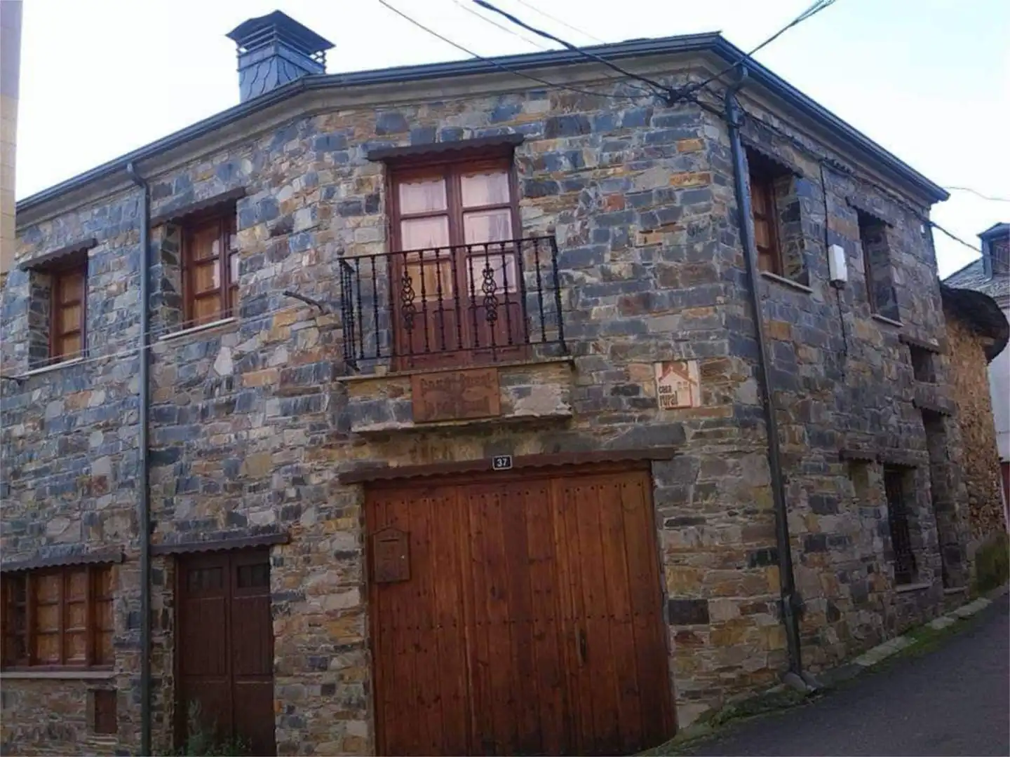 Casa adosada en venda a Calle San Pedro, 37, Vega de Espinareda Vista exterior de Casa adosada en venda en Vega de Espinareda amb Calefacció, Jardí privat i Terrassa