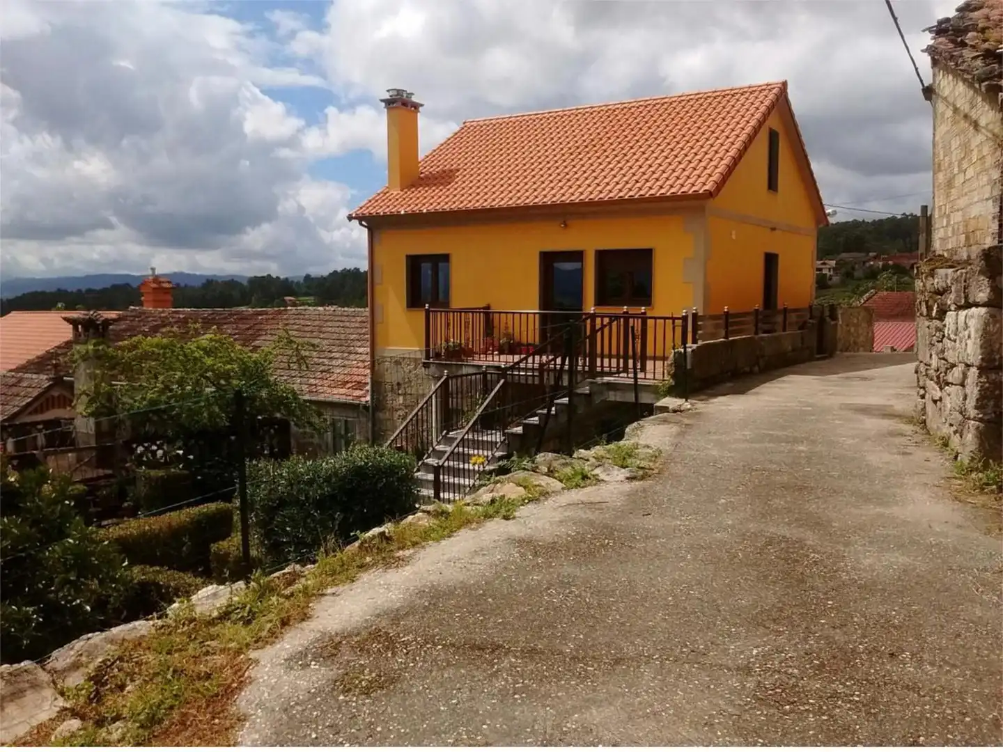 Vista exterior de Planta baja en venta en As Neves   con Calefacción, Jardín privado y Terraza