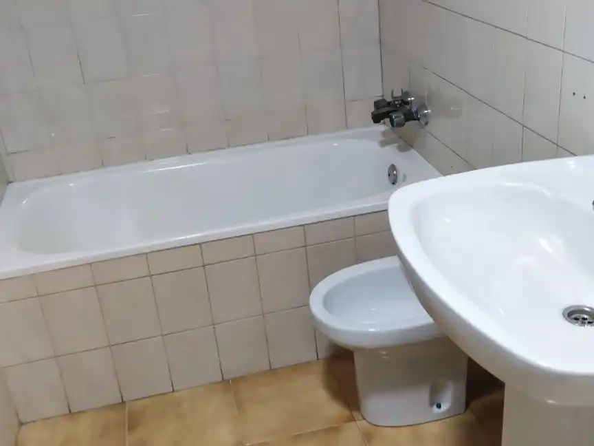 Wohnung zum Verkauf in Rúa Cabeza de Manzaneda, 3, Casco Viejo Badezimmer von Wohnung zum Verkauf in Ourense Capital mit Klimaanlage und Balkon