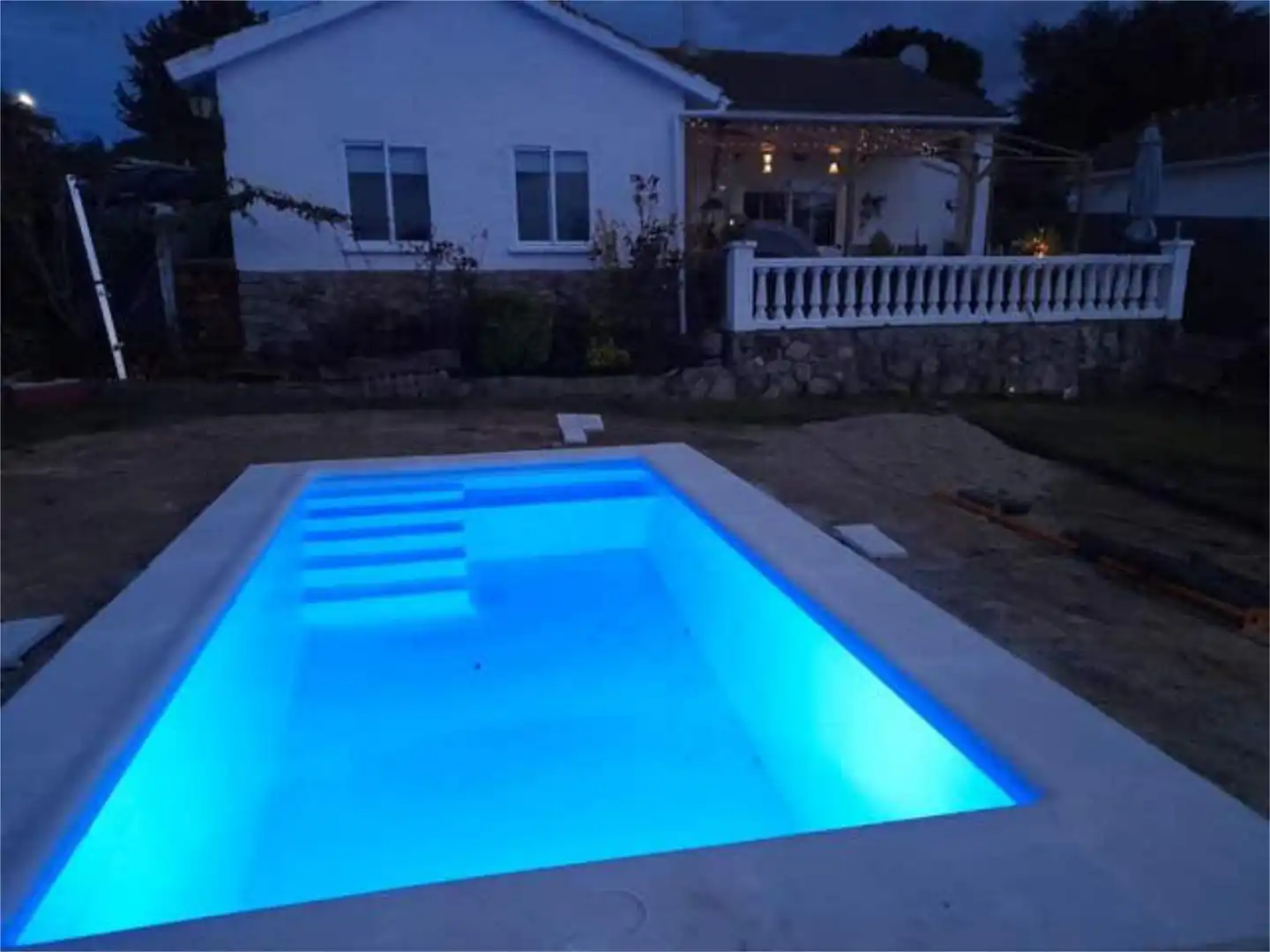 Schwimmbecken von Einfamilien-Reihenhaus zur Miete in Maello mit Heizung, Privatgarten und Terrasse