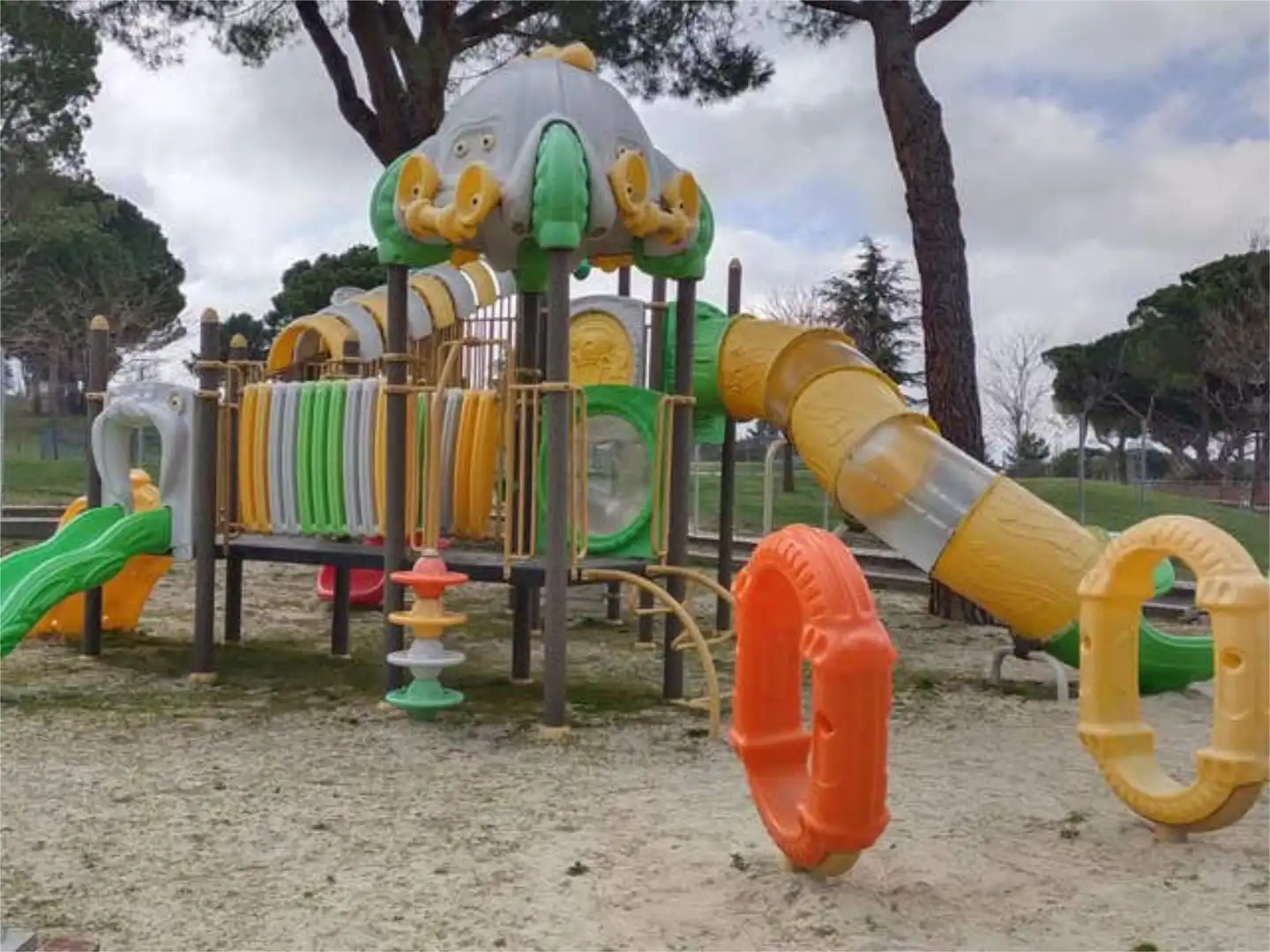 Parkplatz von Einfamilien-Reihenhaus zur Miete in Maello mit Heizung, Privatgarten und Terrasse