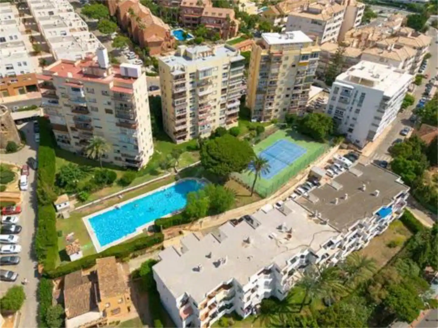 Außenansicht von Wohnung zur Miete in Estepona mit Terrasse, Schwimmbad und Balkon