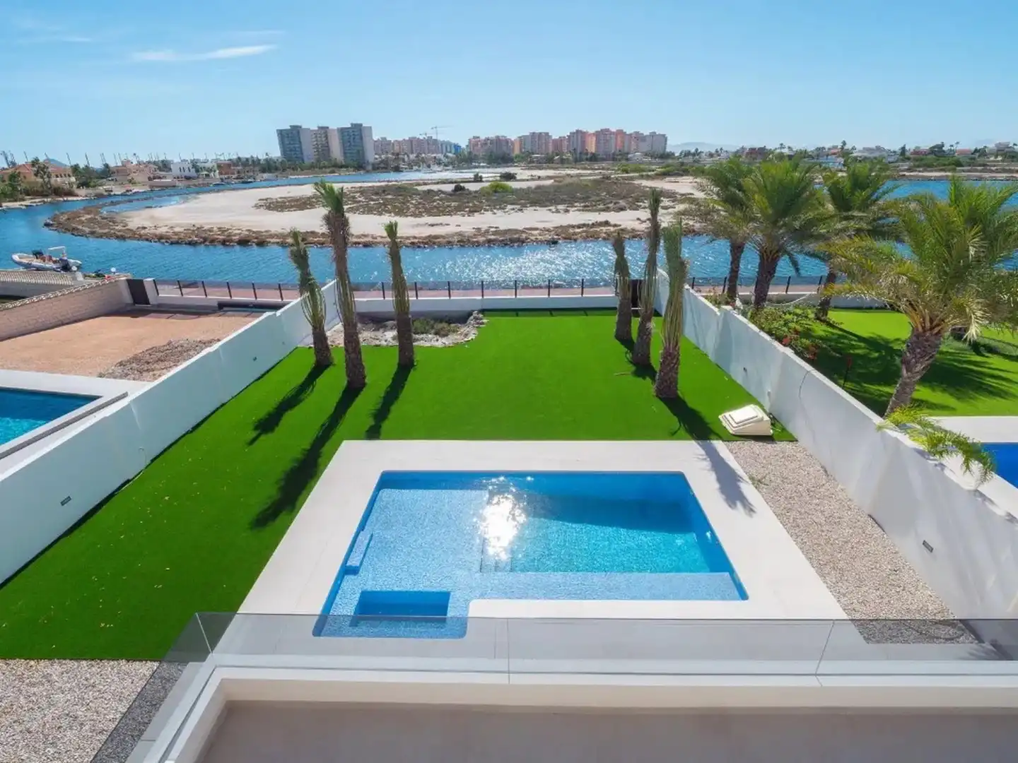 Piscina de Casa adosada en venda en La Manga del Mar Menor amb Aire condicionat, Jardí privat i Terrassa