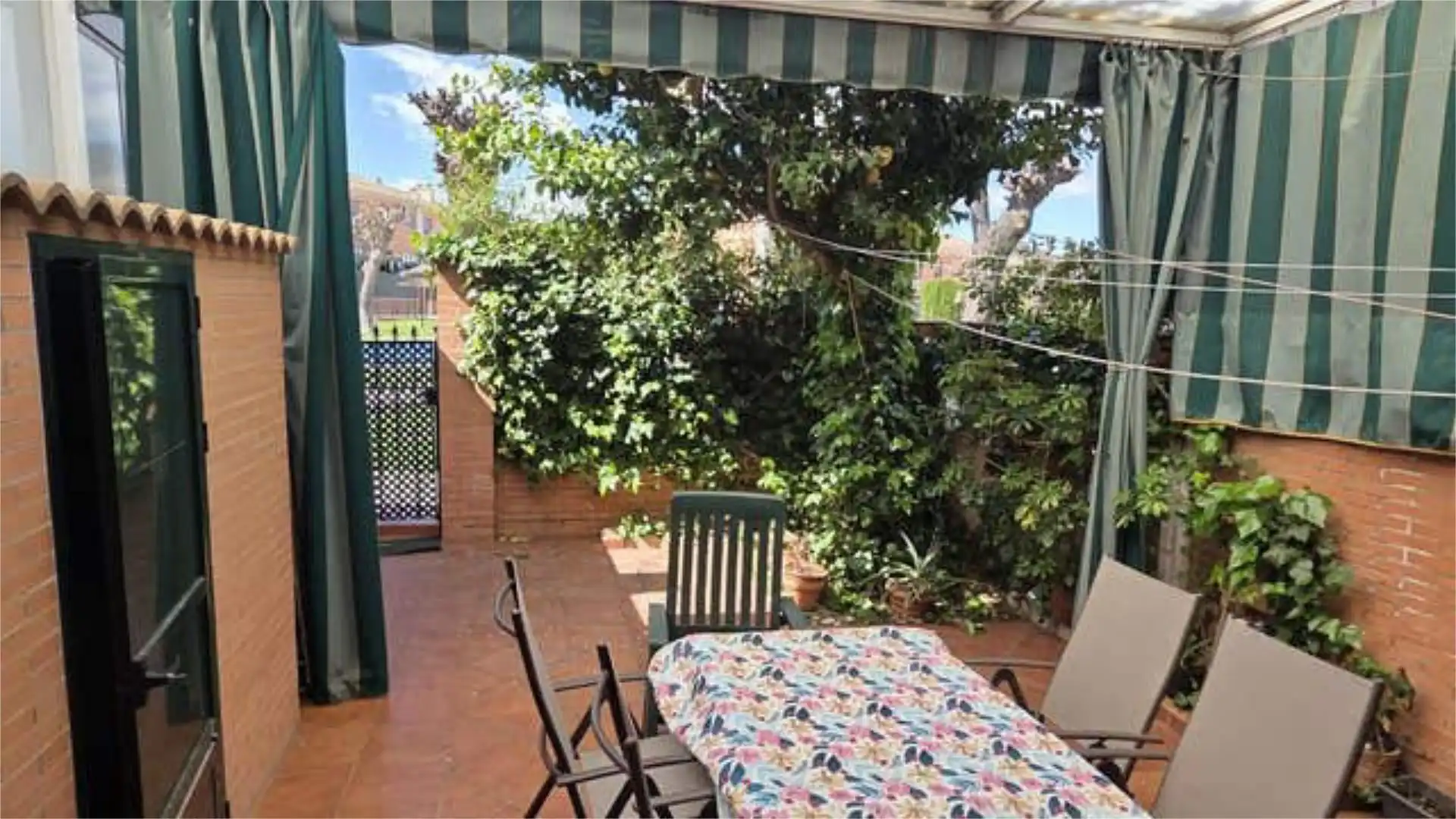 Terraza de Casa adosada en venta en Montequinto con Jardín privado, Trastero y Piscina