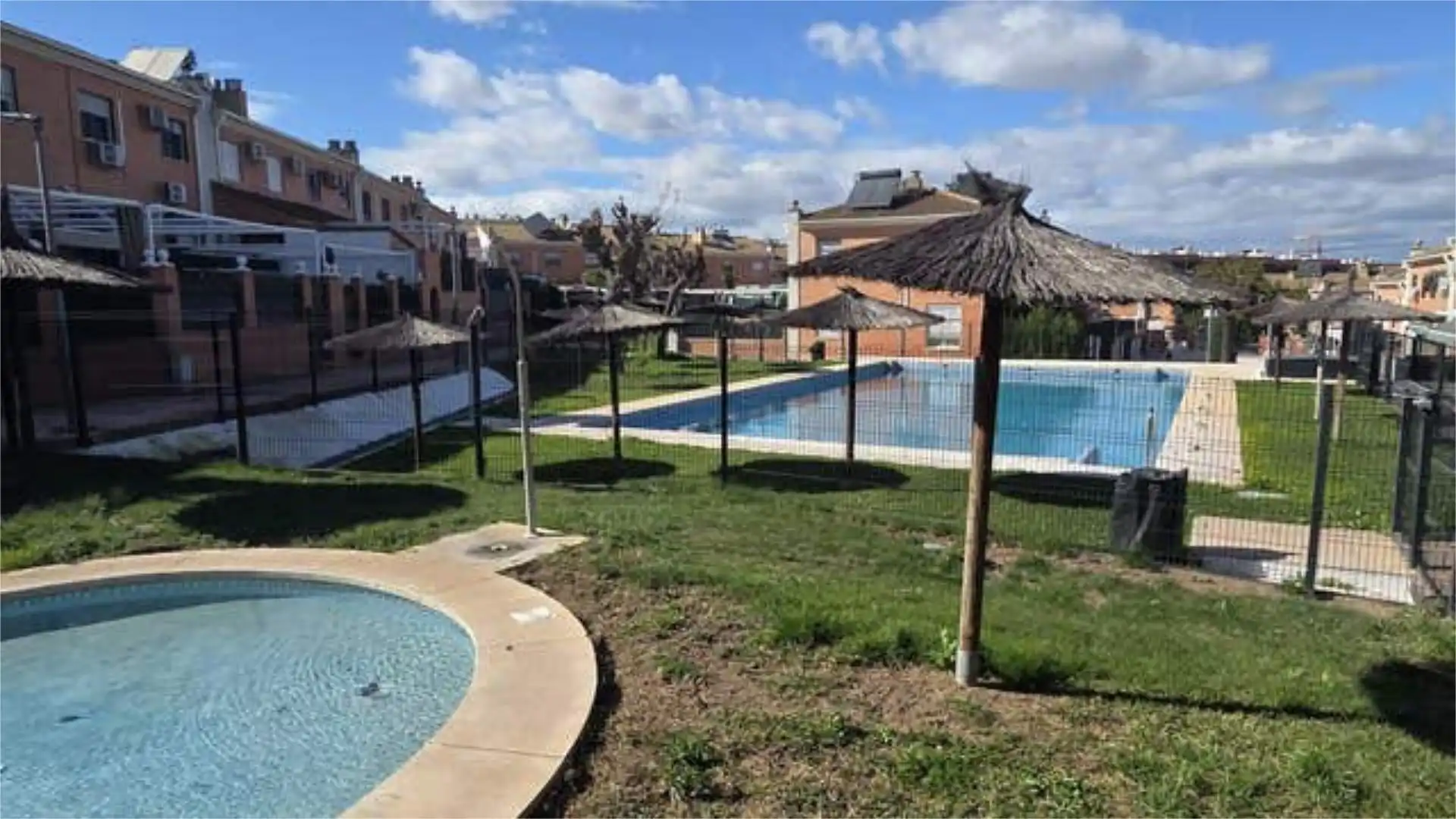 Piscina de Casa adosada en venta en Montequinto con Jardín privado, Trastero y Piscina
