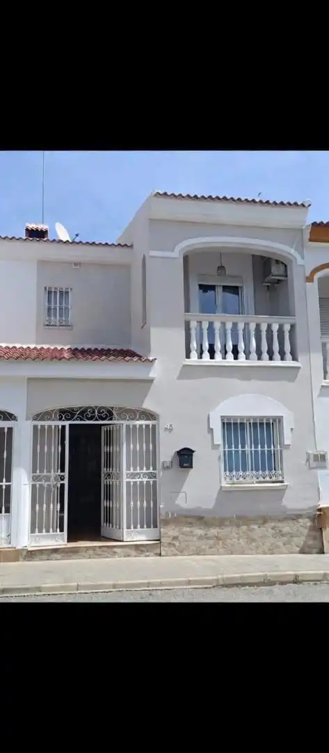 Vista exterior de Casa adosada en venda en Bollullos Par del Condado amb Aire condicionat, Terrassa i Balcó