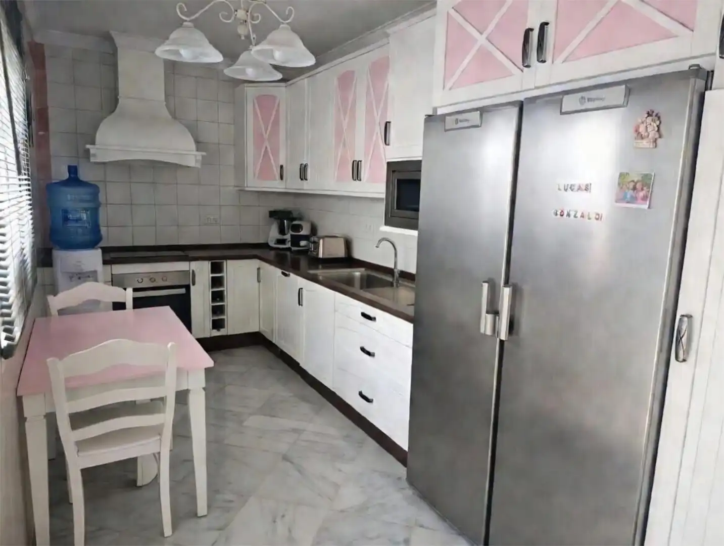 Casa adosada en venda a Calle Ayamonte, 43, Bollullos Par del Condado Cuina de Casa adosada en venda en Bollullos Par del Condado amb Aire condicionat, Terrassa i Balcó