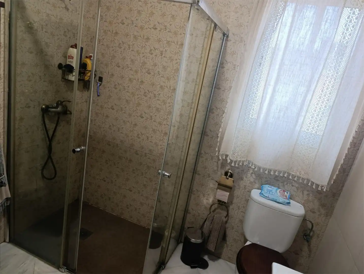 Casa adosada en venda a Calle Ayamonte, 43, Bollullos Par del Condado Bany de Casa adosada en venda en Bollullos Par del Condado amb Aire condicionat, Terrassa i Balcó
