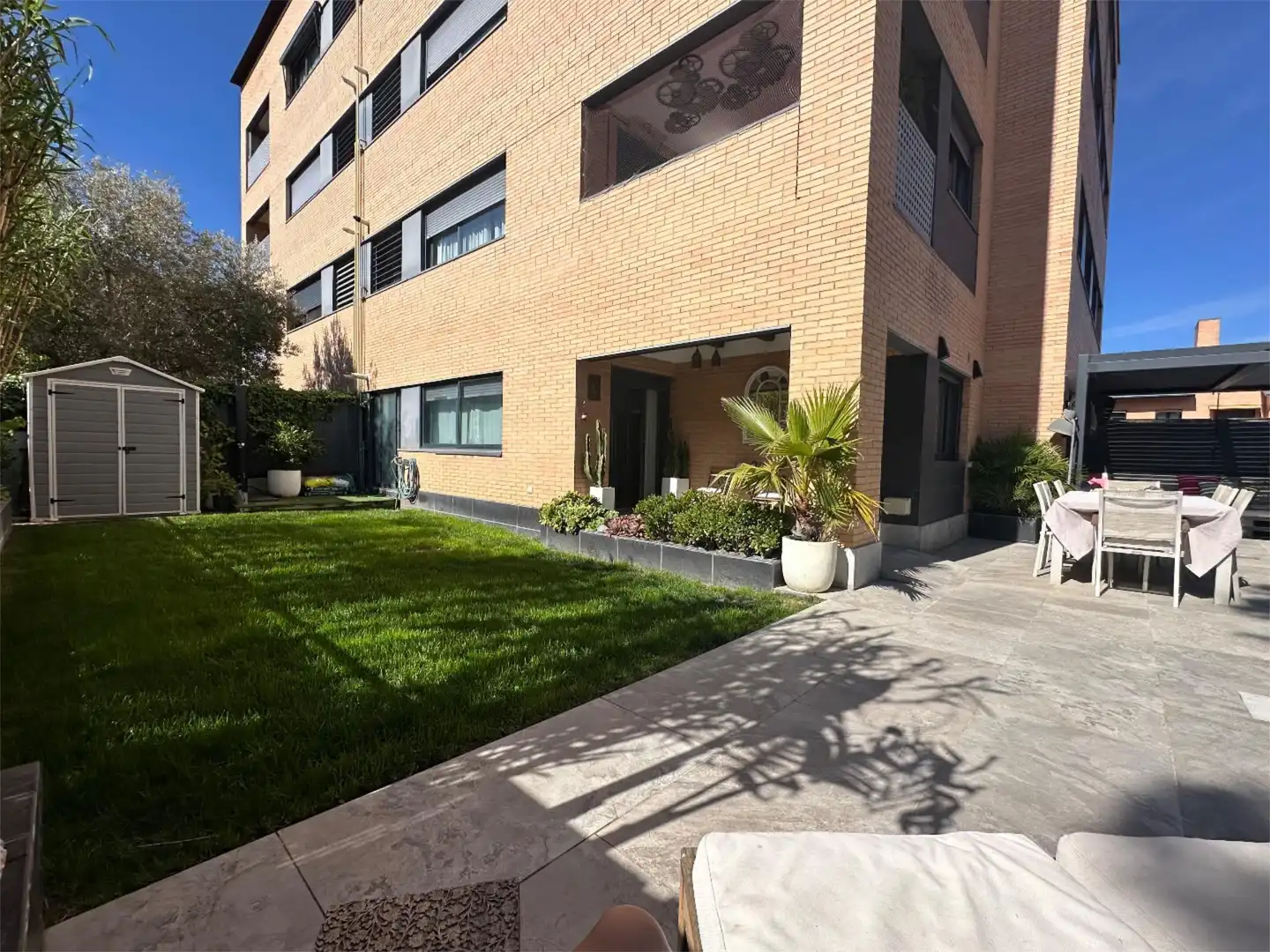 Pis en venda a Calle Ortega y Gasset, 1, Sector B Vista exterior de Pis en venda en Boadilla del Monte amb Aire condicionat, Calefacció i Jardí privat
