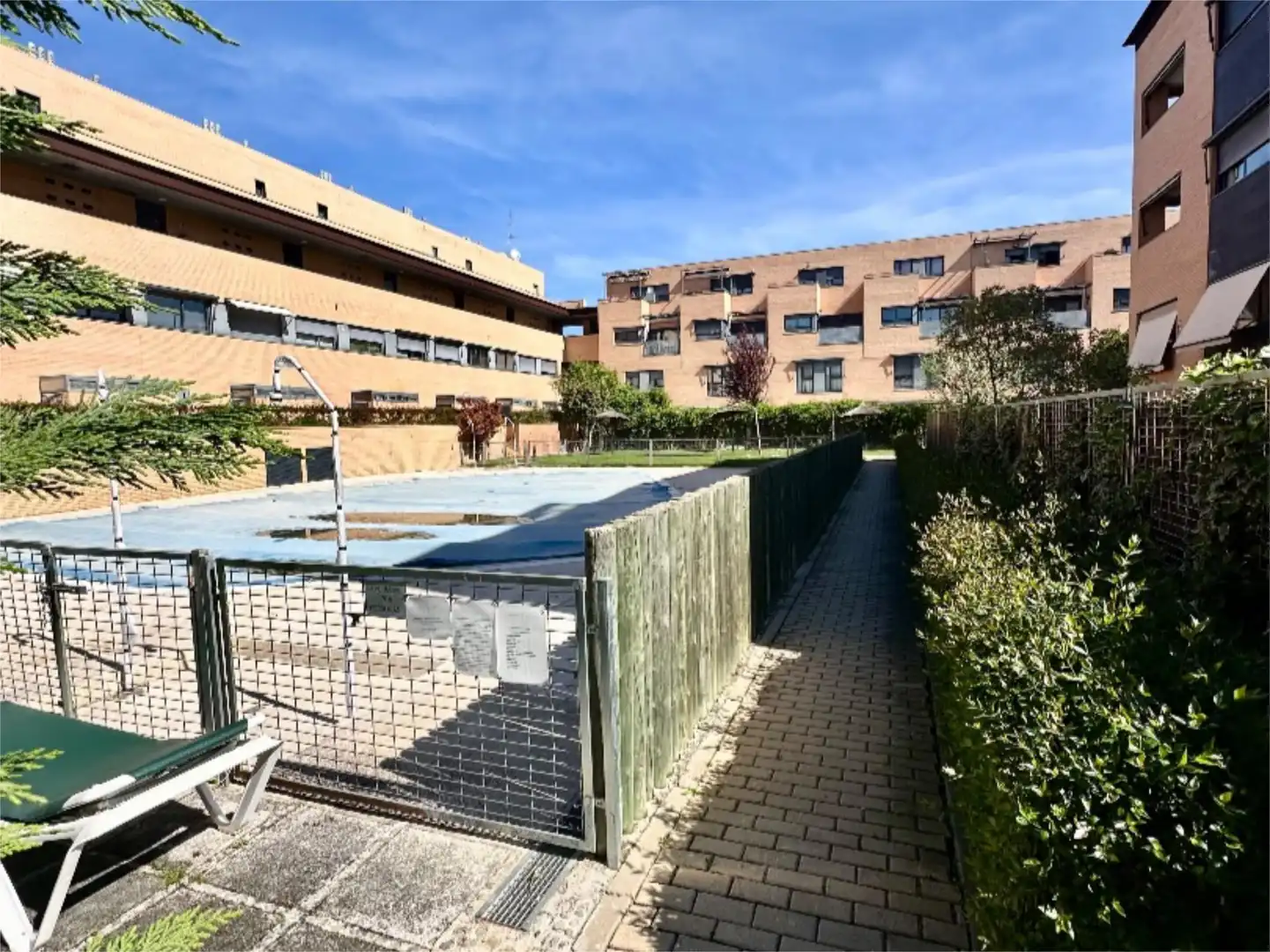 Pis en venda a Calle Ortega y Gasset, 1, Sector B Vista exterior de Pis en venda en Boadilla del Monte amb Aire condicionat, Calefacció i Jardí privat
