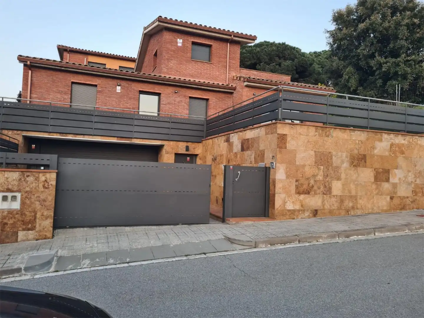 Vista exterior de Casa o chalet en venta en La Roca del Vallès con Aire acondicionado y Terraza