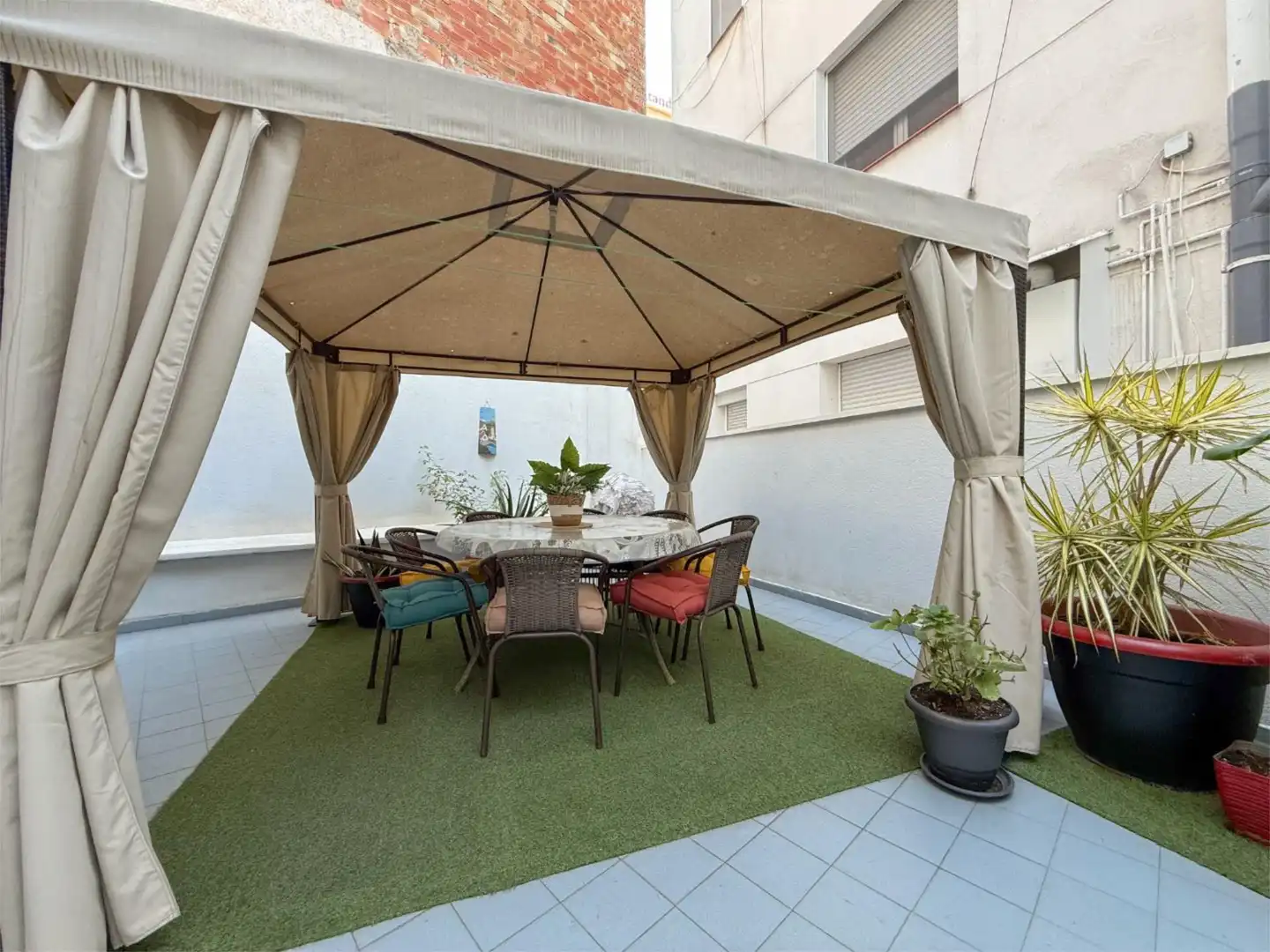 Terrasse von Wohnung zum Verkauf in  Tarragona Capital mit Klimaanlage, Heizung und Privatgarten