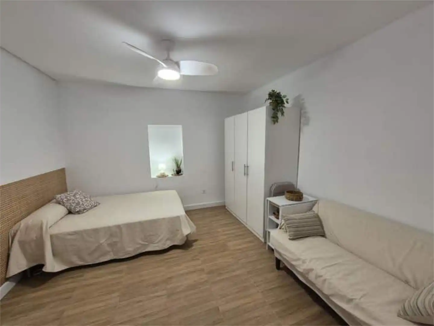 Habitación de Apartamento de alquiler en Sevilla con Calefacción y Amueblado