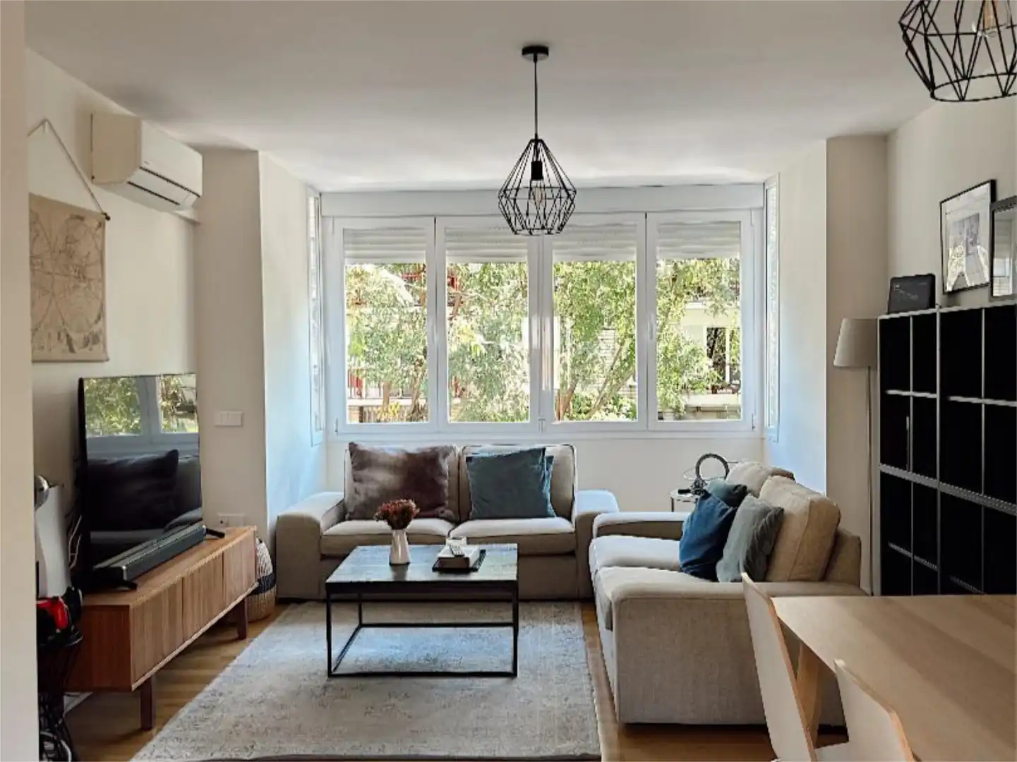 Living room of Flat for rent in  Sevilla Capital  with Air Conditioner and Balcony