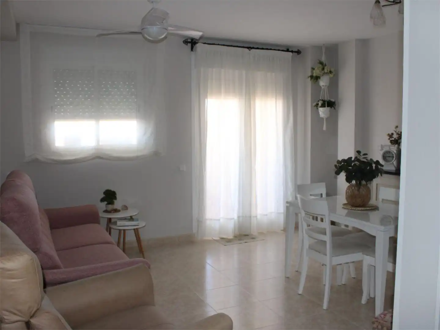 Pis en venda a Calle Andarax, 7, Roquetas de Mar Sala d'estar de Pis en venda en Roquetas de Mar amb Aire condicionat i Terrassa