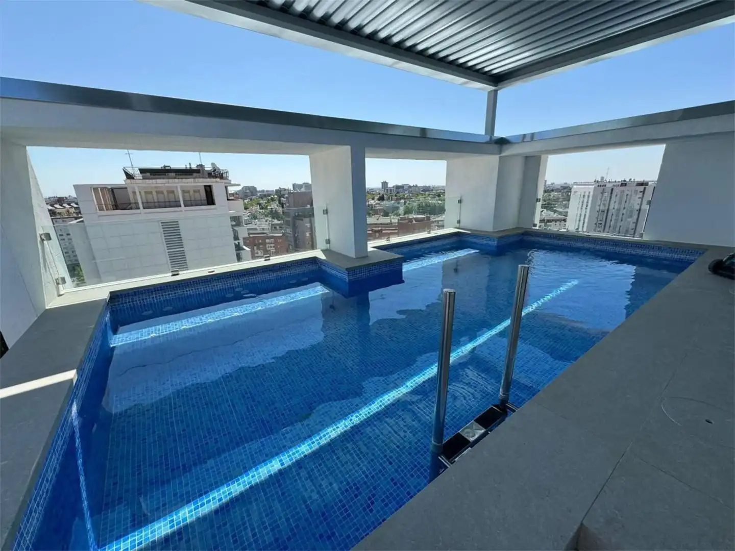 Swimming pool of Attic for sale in  Madrid Capital  with Air Conditioner, Terrace and Swimming Pool