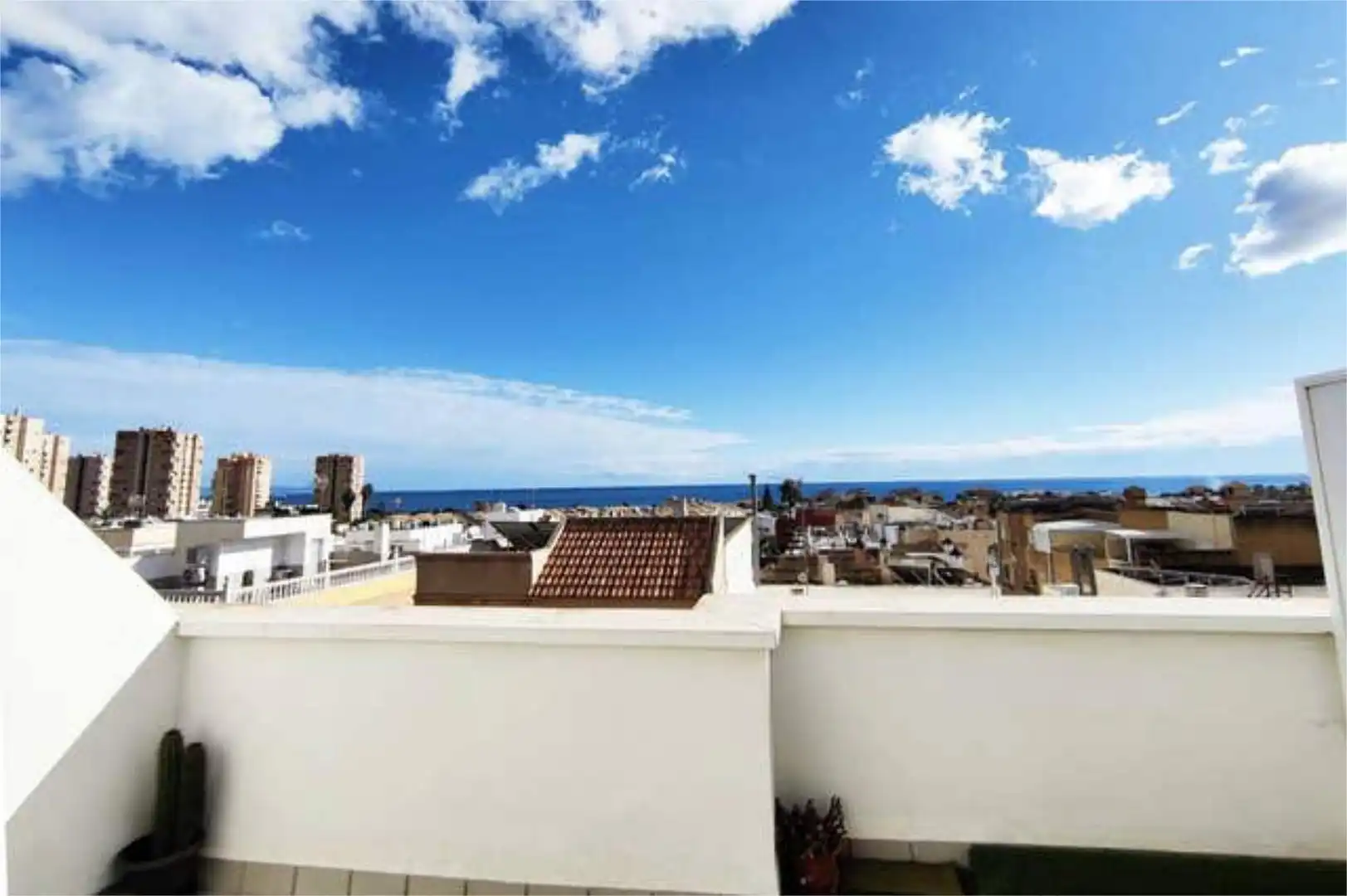 Ático en venta en Aguadulce Sur Vista exterior de Ático en venta en Roquetas de Mar con Calefacción, Terraza y Amueblado