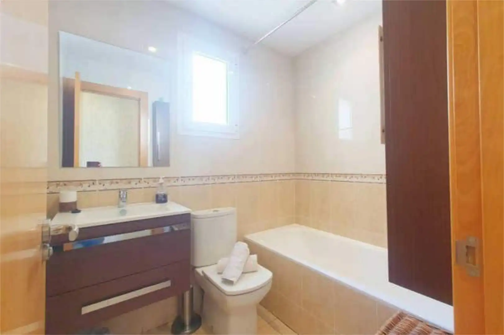 Ático en venta en Aguadulce Sur Baño de Ático en venta en Roquetas de Mar con Calefacción, Terraza y Amueblado